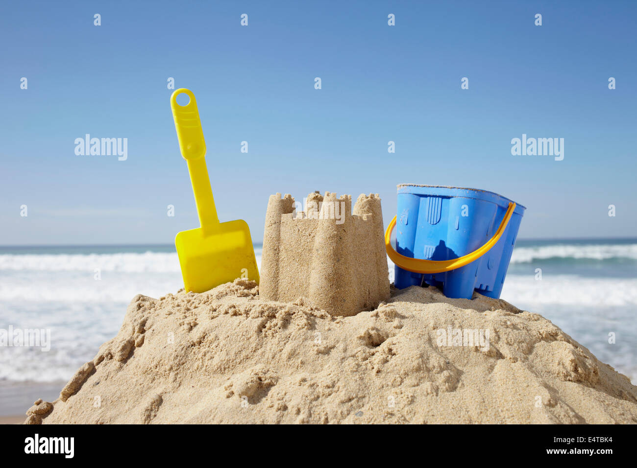 Kit Château De Sable Plage – 11 Pièces, Moules Colorés, Pelle, Râteau Et Sac De Rangement