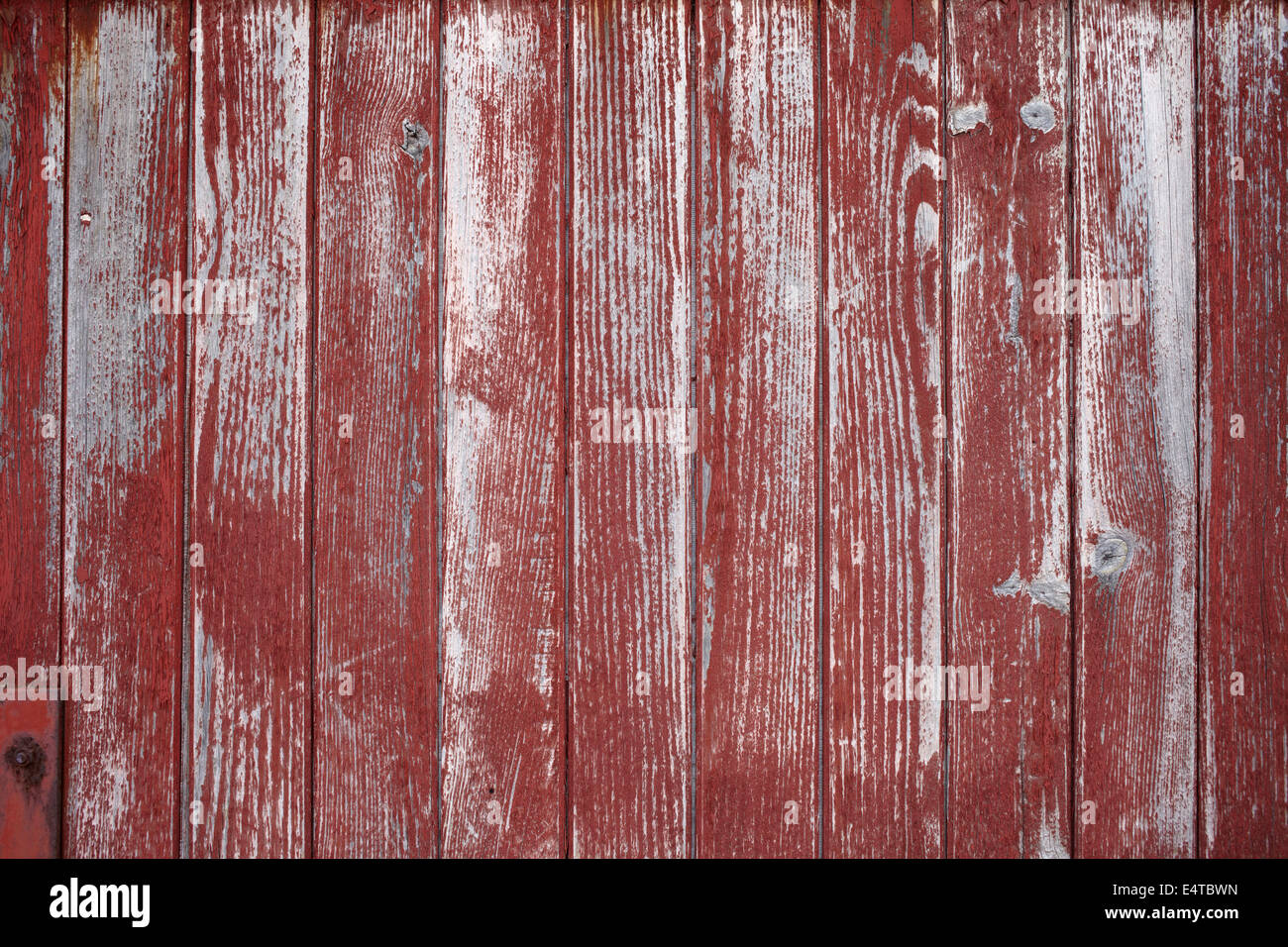 L'épluchage de la peinture rouge sur le mur en bois, Saint Jean de Luz, France Banque D'Images