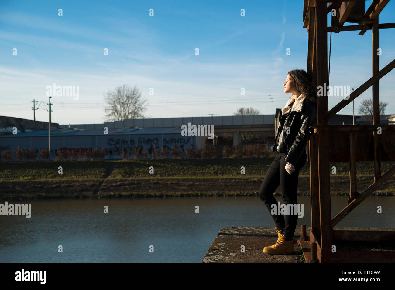 Teenage Girl standing on commercial dock à l'extérieur, à la recherche dans la distance, Allemagne Banque D'Images