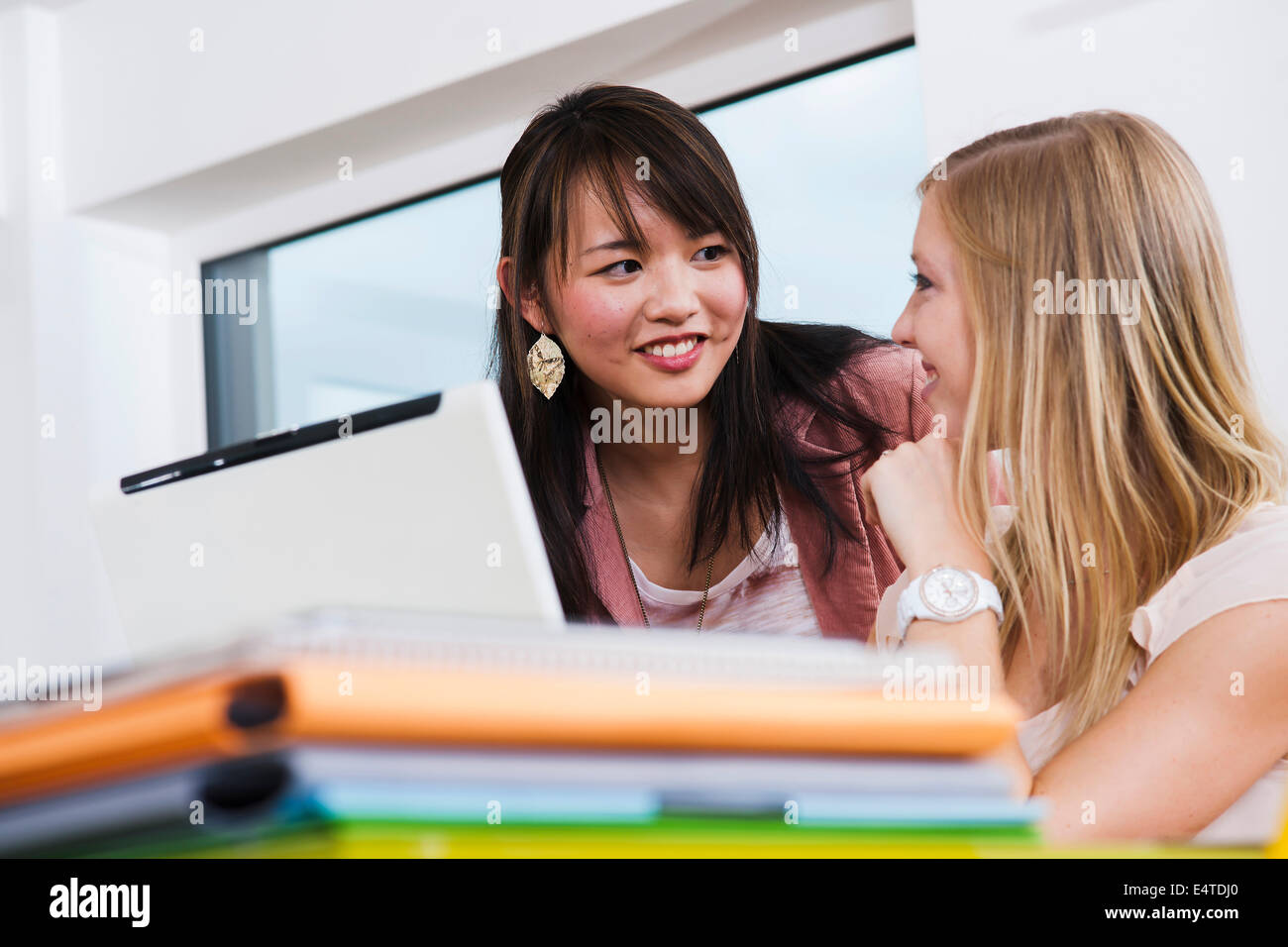 Close-up of two young businesswomen réunion et en discussion dans office, Allemagne Banque D'Images