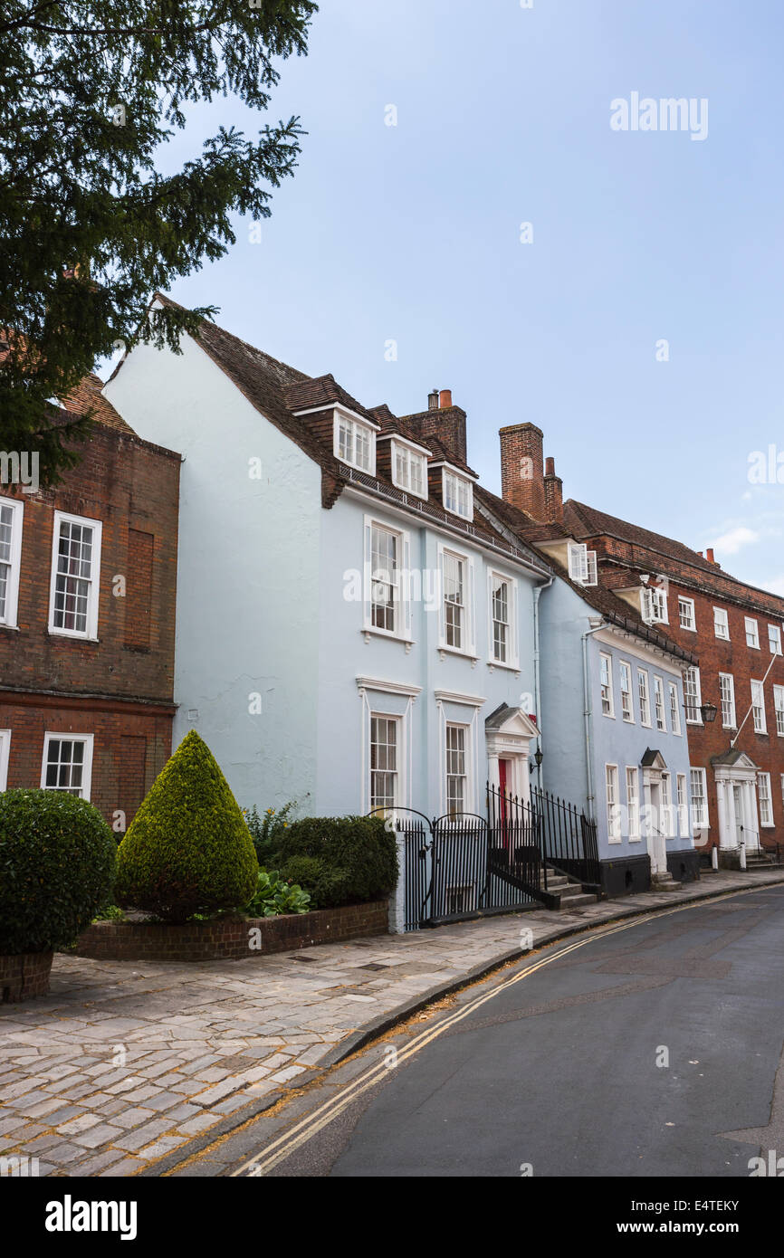 Bleu élégantes maisons de ville géorgiennes en terrasse dans une rue résidentielle dans le centre de Chichester, West Sussex, UK Banque D'Images