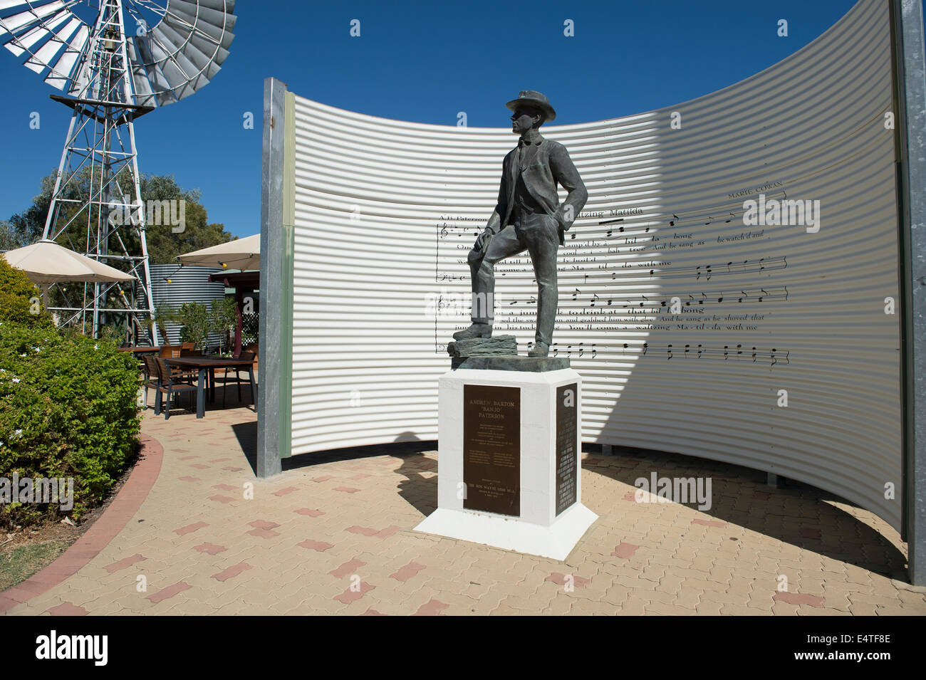 Statue de Banjo Patterson, poète qui a écrit célèbre bush ballad Waltzing Matilda. Winton, Queens land. L'Australie Banque D'Images