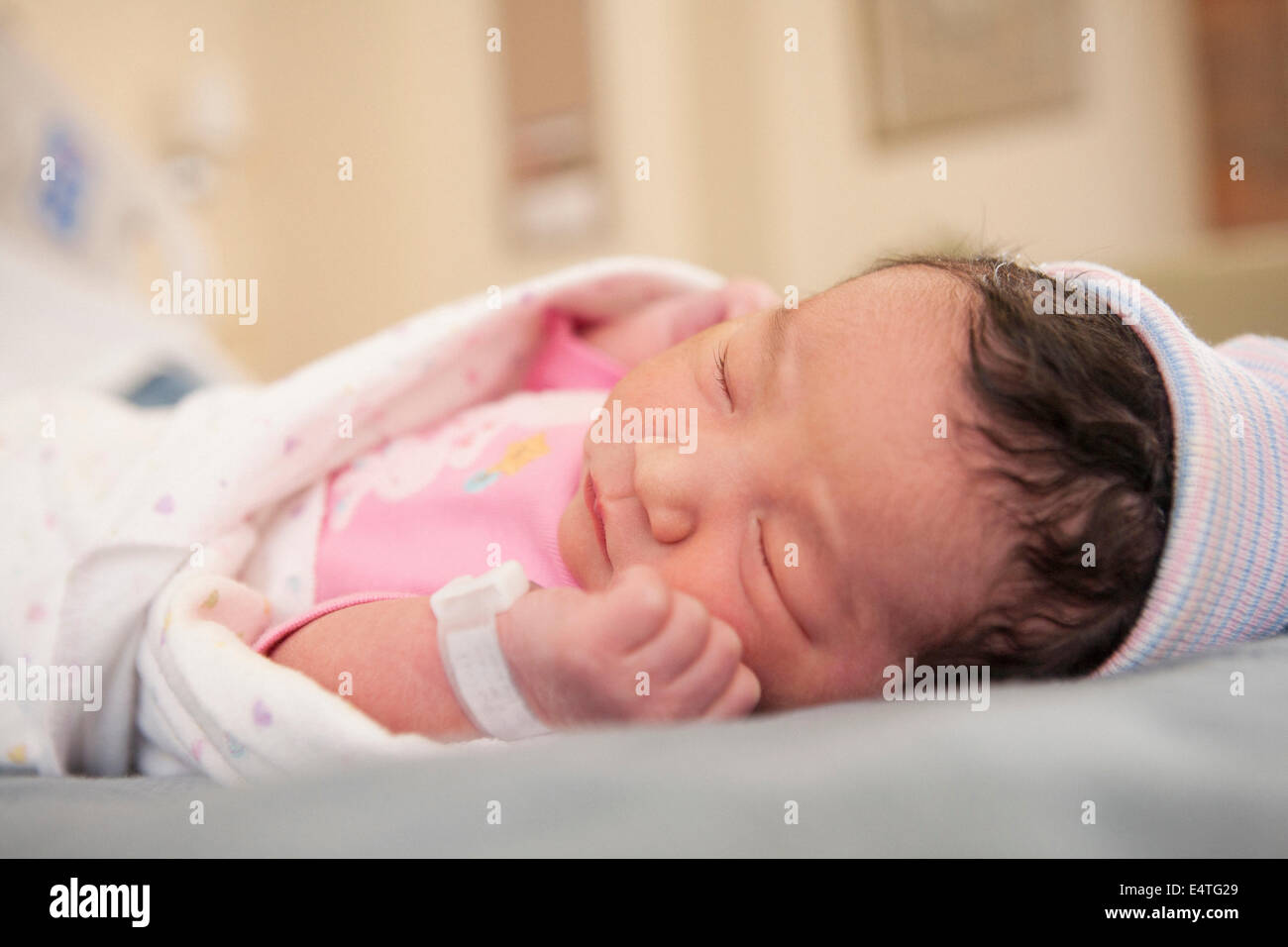 Naissance Bebe Fille A L Hopital Photo Stock Alamy