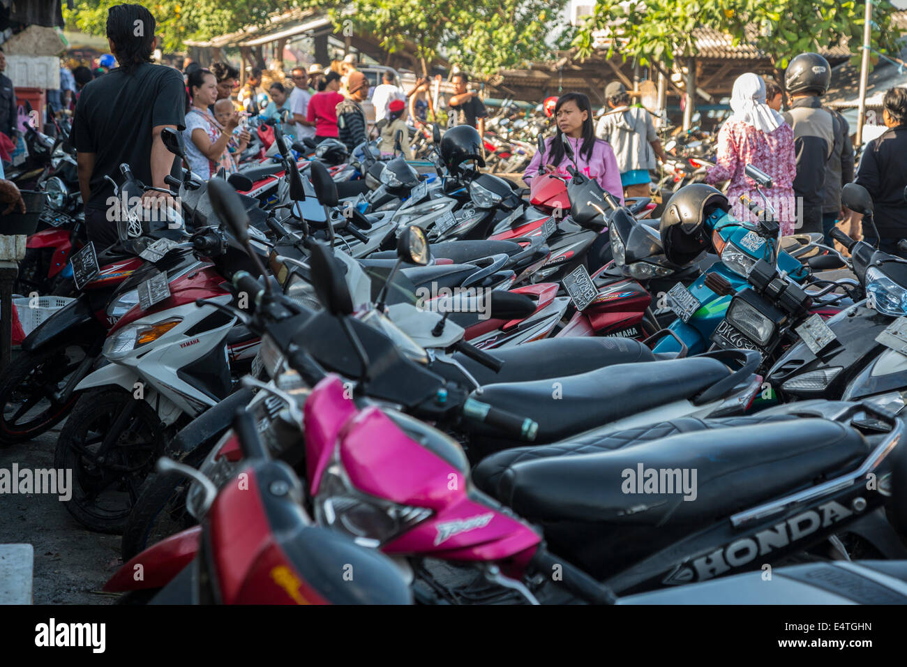 Jimbaran, Bali, Indonésie. Motos garées à l'extérieur Entrée de marché aux poissons. Banque D'Images