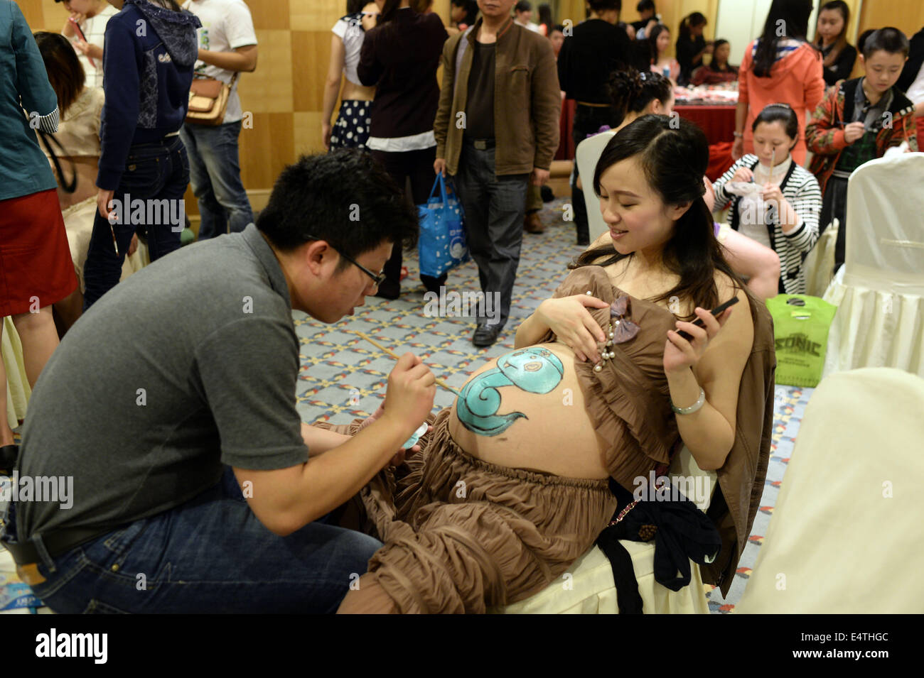 Chongqing. 27 Oct, 2013. Aujourd'hui peinture sur corps est une forme d'art à la mode et si les gens s'appuient sur les ventres de femmes enceintes au lieu du corps de modèles avec la bonne forme ? Dans l'après-midi du 27 octobre, Chongqing et de maternité de l'hôpital de soins de l'enfant tenue le 2ème concours de peinture dans les femmes enceintes dont 30 futurs pères mixte, décrites et de couleur, puis a tenté de se concentrer sur des dessins sur le ventre de leurs femmes enceintes d'exprimer leurs voeux. Enfin, la probabilité de 30 femmes enceintes su démontrer les peintures sur leurs ventres avec aisance sur scène T, r Banque D'Images
