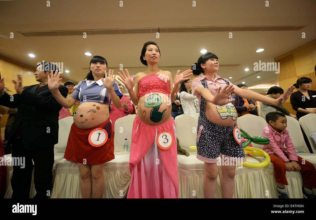 Chongqing. 27 Oct, 2013. Aujourd'hui peinture sur corps est une forme d'art  à la mode et si les gens s'appuient sur les ventres de femmes enceintes au  lieu du corps de modèles