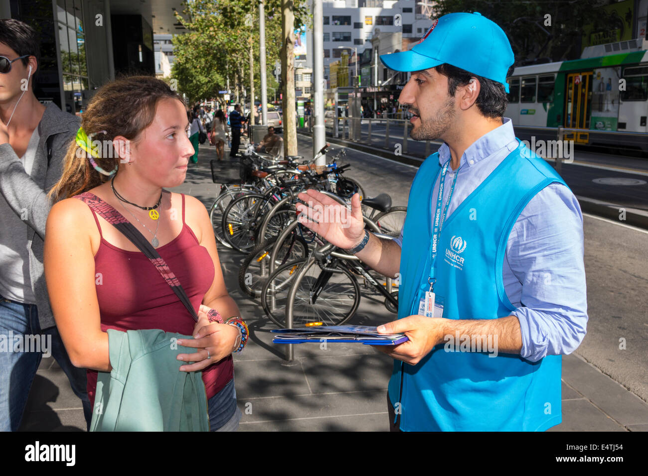 Melbourne Australie,musulman ethnique homme hommes hommes,femme femmes,enquête,explication,HCR,Agence des Nations Unies pour les réfugiés,Haut Commissariat des Nations Unies Banque D'Images