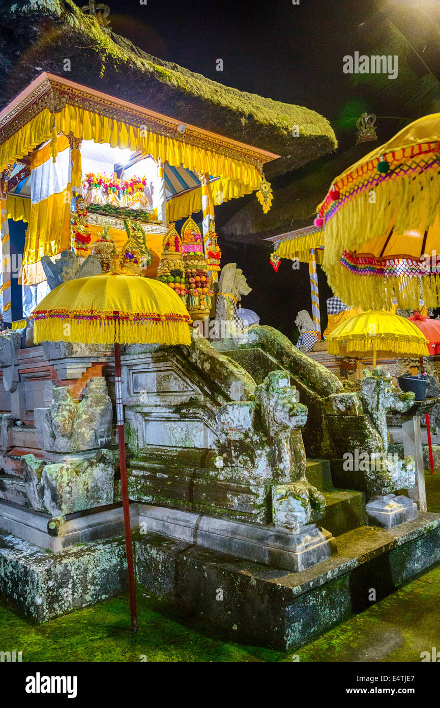 Bali, Indonésie. Des offrandes à la déesse du riz Sri dans l'espoir d'une bonne récolte. Pura Dalem Temple Hindou, Dlod Village Blungbang Banque D'Images