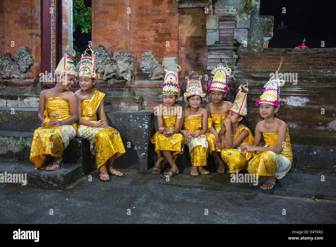 Blungbang Dlod, Bali, Indonésie. Les jeunes filles d'attendre à effectuer une danse dans un rituel religieux pour prier pour une abondante récolte de riz Banque D'Images