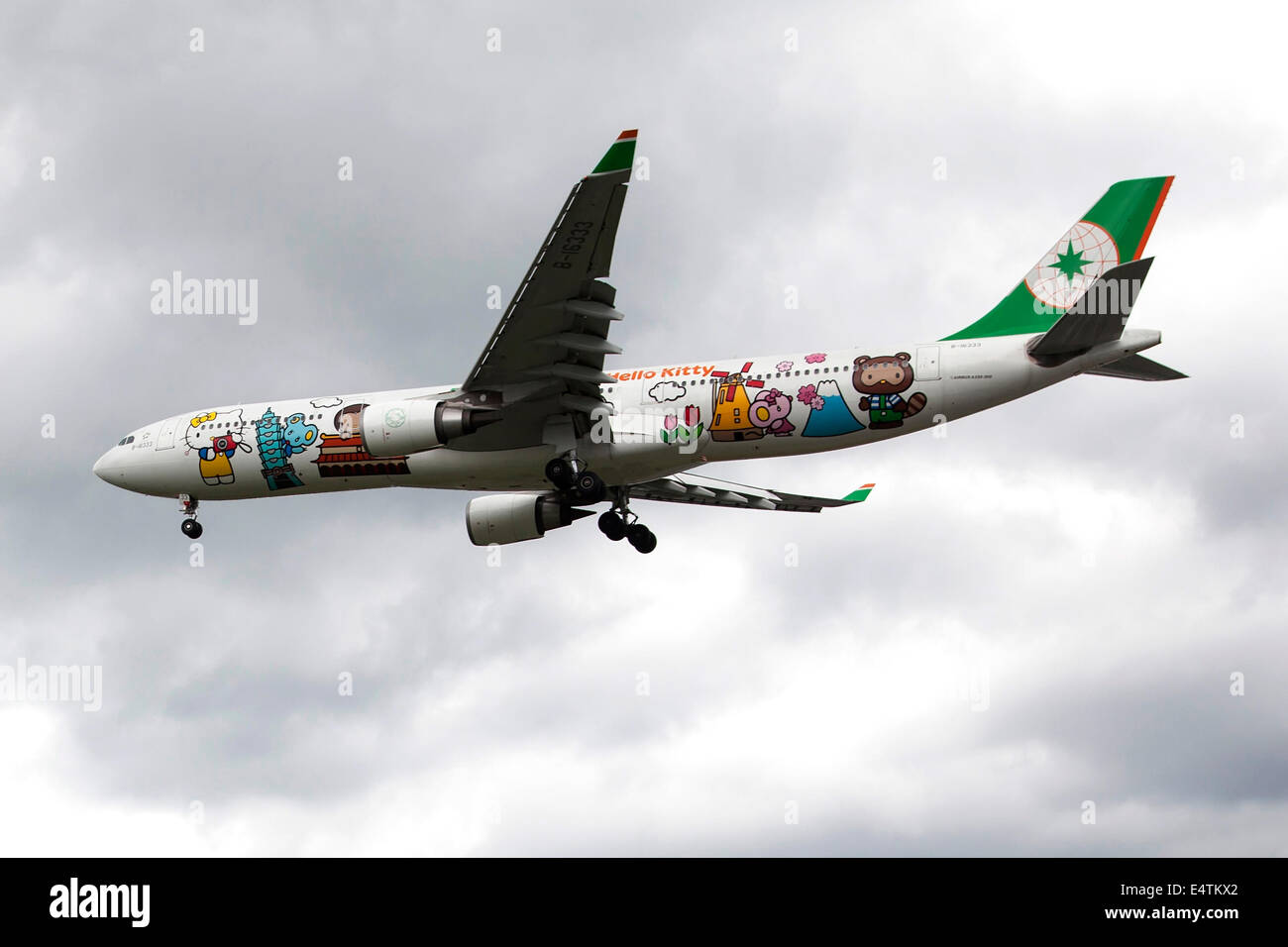 Un thème Hello Kitty avion Airbus A333-300 exploité par une compagnie aérienne taiwanaise EVA Air est à l'atterrissage à l'aéroport de Songshan le Juin 24, 2014 à Taipei, Taiwan. (Photo/CTK Karel Picha) Banque D'Images Un thème Hello Kitty avion Airbus A333-300 exploité par une compagnie aérienne taiwanaise EVA Air est à l'atterrissage à l'aéroport de Songshan le Juin 24, 2014 à Taipei, Taiwan. (Photo/CTK Karel Picha) Banque D'Images