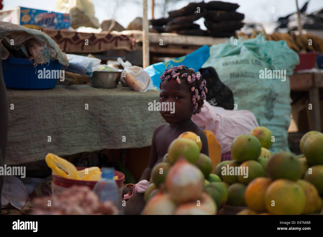 Malanje, Angola les commerçants informels. La vie quotidienne en Afrique, bébé Banque D'Images