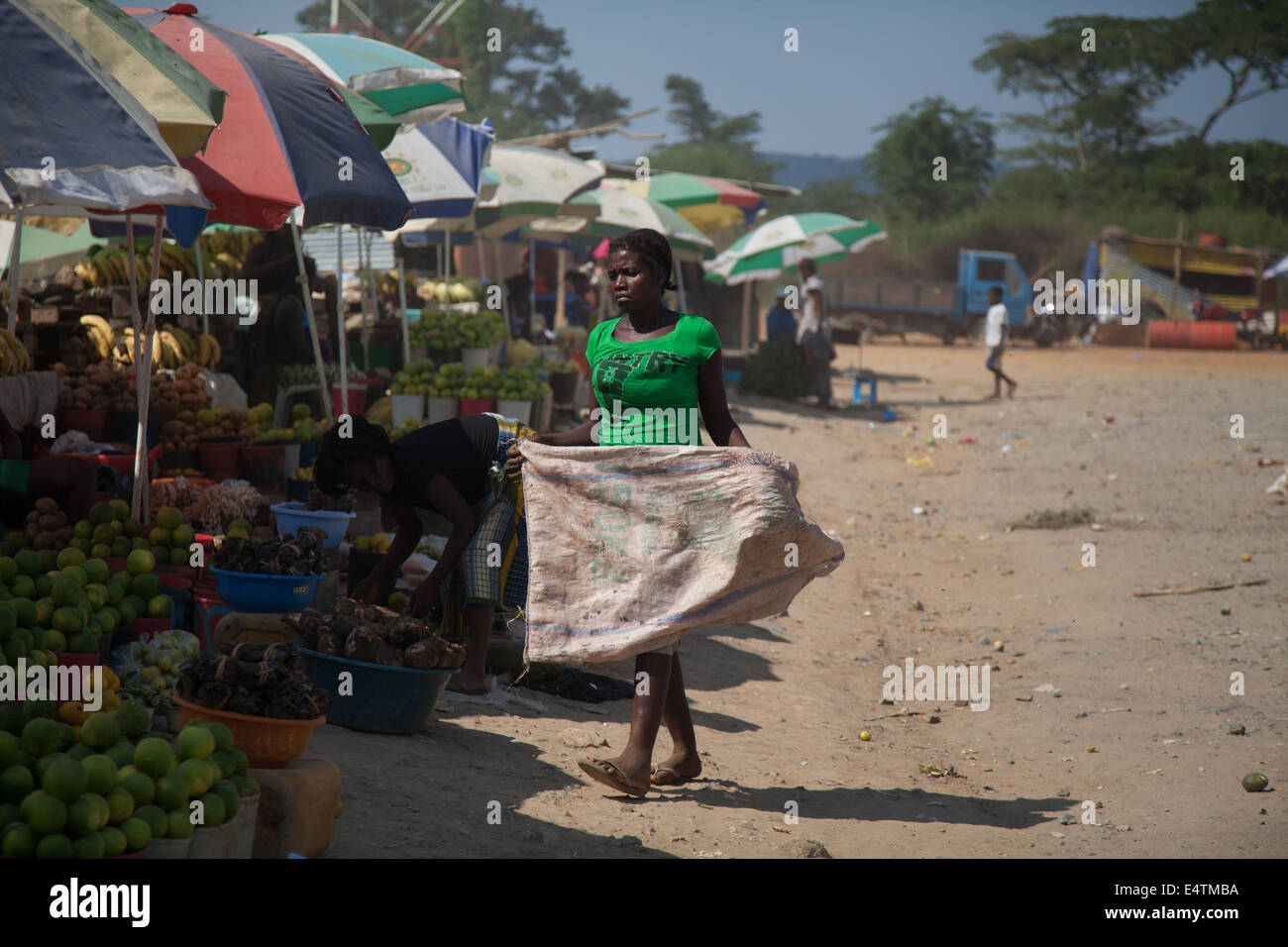 Angola dame commerçant informel d'une couverture Banque D'Images