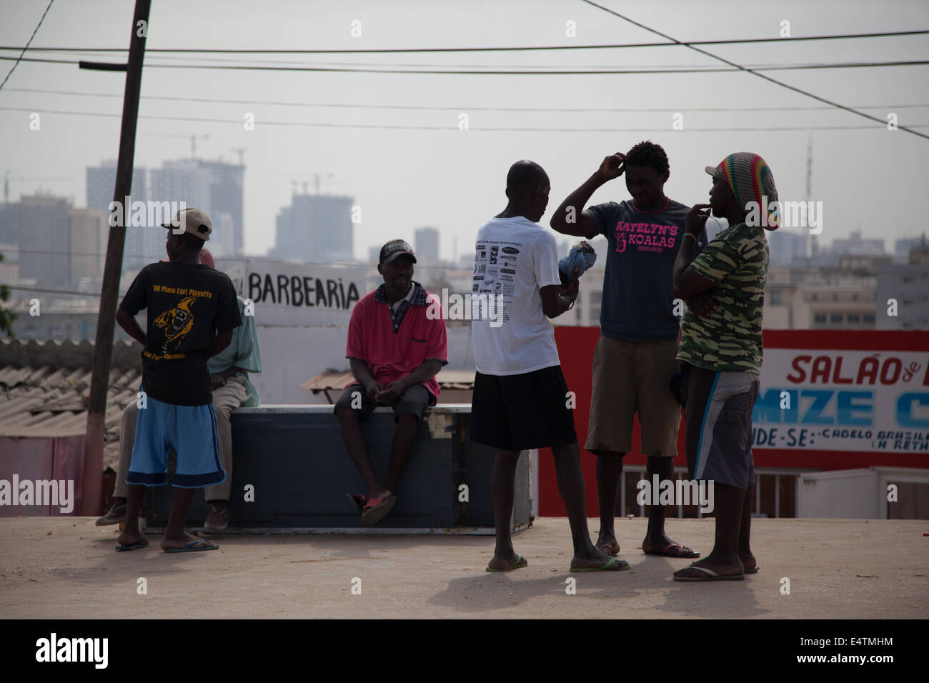 L'Angola, Luanda, city life Afrique vie quotidienne les piétons avec ville en arrière-plan Banque D'Images