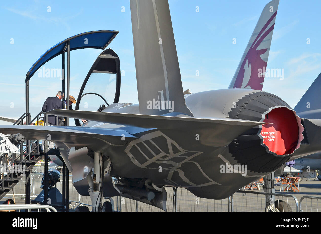 Farnborough, Hampshire, Royaume-Uni. 16 juillet, 2014. Les visiteurs de la Farnborough 2014 ont été déçus de constater qu'ils ne pouvaient voir une maquette du nouveau Lockheed Martin F-35 Lightning II "Joint Strike Fighter". Washington a décidé qu'il était trop risqué de voler l'avion réel à travers l'Atlantique, de peur après le modèle a subi un récent incendie moteur. L'aéronef doit être utilisé sur les nouveaux porte-avions britannique et est l'arme la plus chère du projet, le coût approximatif est de 400 milliards d'(£233bn). Crédit : Steve Nichols/Alamy Live News Banque D'Images