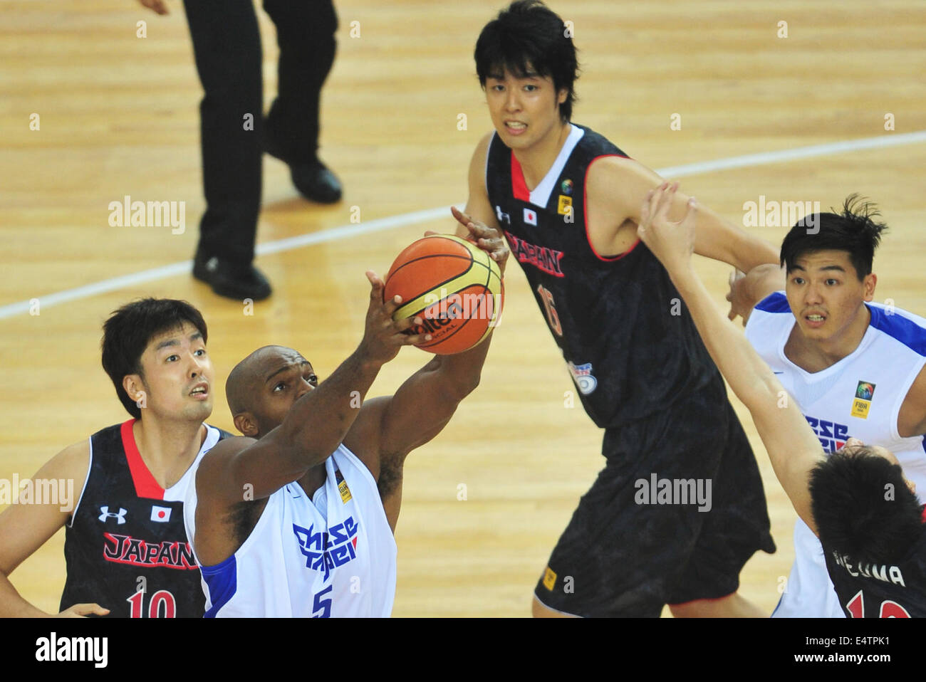 Wuhan, province du Hubei en Chine. 17 juillet, 2014. Le Quincy Davis (2e L) se bat pour un rebond au cours du match quart de finale entre Taiwan et le Japon dans le 5ème tournoi de basket-ball FIBA Asie tasse à Wuhan, capitale de la province du Hubei en Chine centrale, le 17 juillet 2014. Le Taipei chinois a battu le Japon 76-62. © Xiao Yijiu/Xinhua/Alamy Live News Banque D'Images