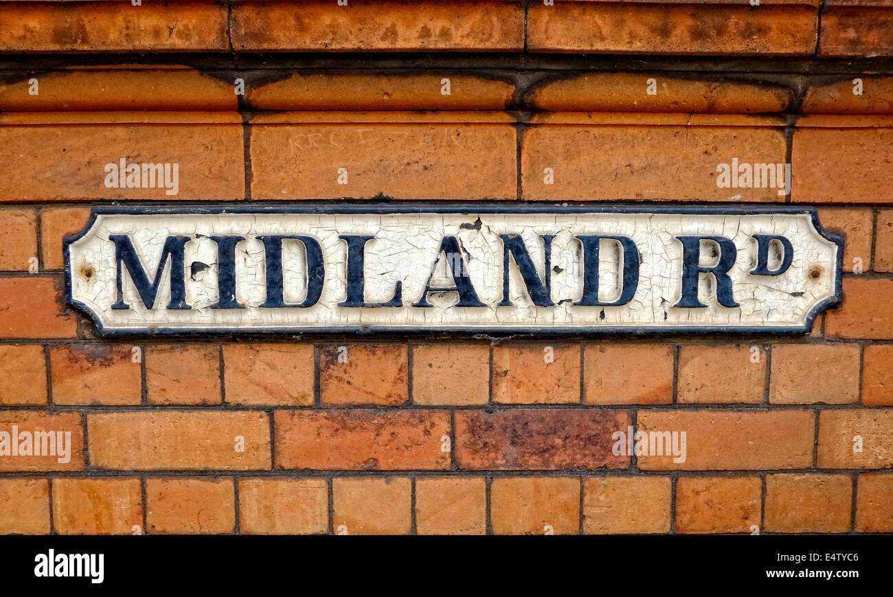 Midland road signe sur un mur de briques Derby England UK Banque D'Images