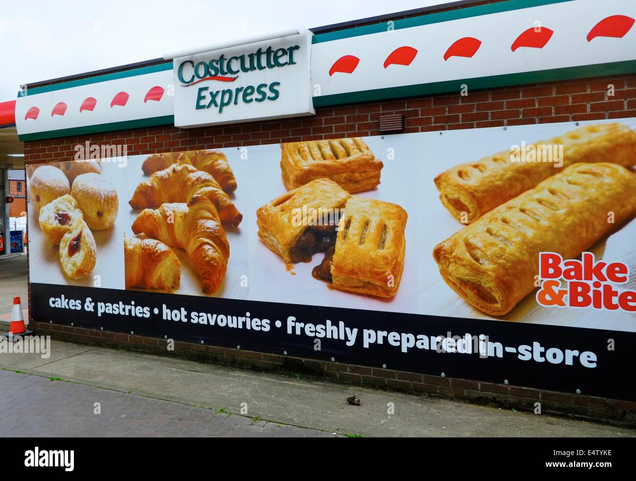 Costcutter express.bannière géante publicité conseil produit fraîchement préparé dans store england uk Derby Banque D'Images