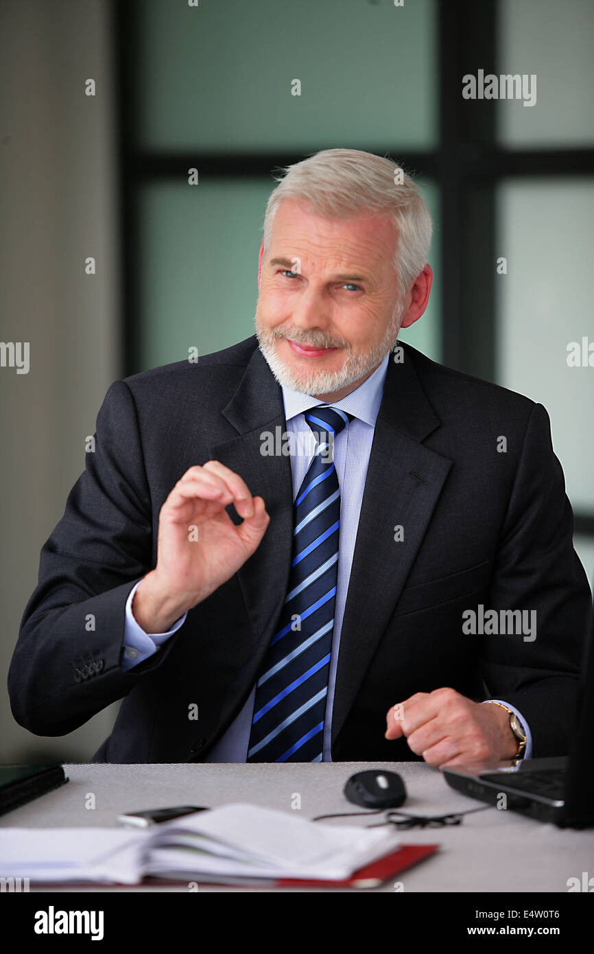 Senior businessman pense que tout est OK Banque D'Images
