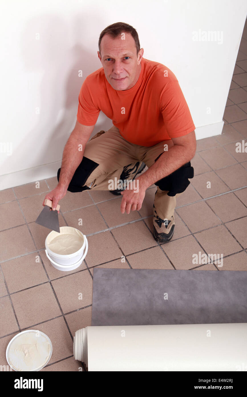 homme pose lino Banque D'Images