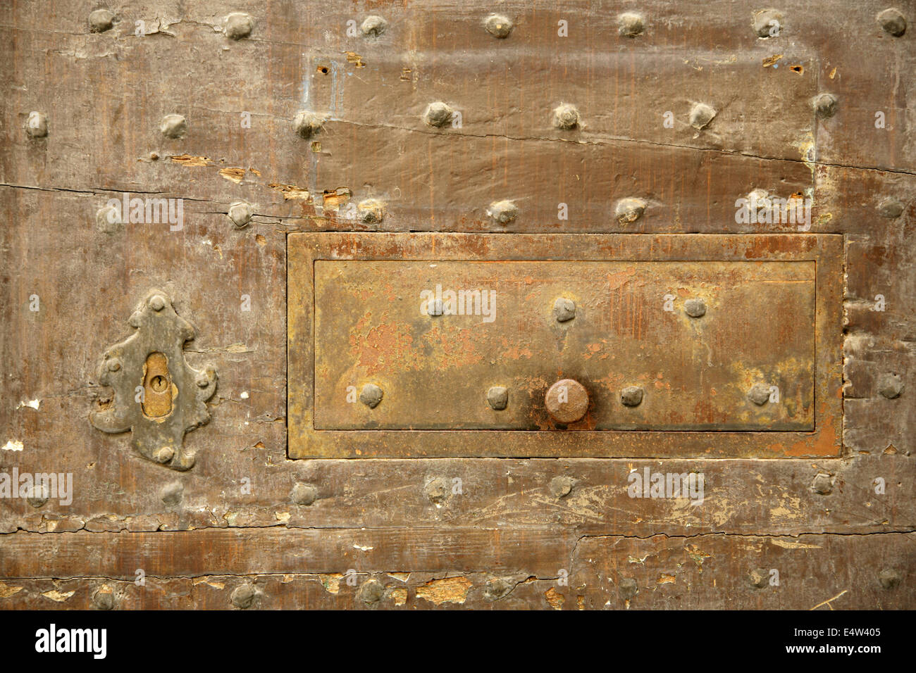 Serrure de boîte aux lettres et en porte cloutée, Bergame, Italie. Banque D'Images