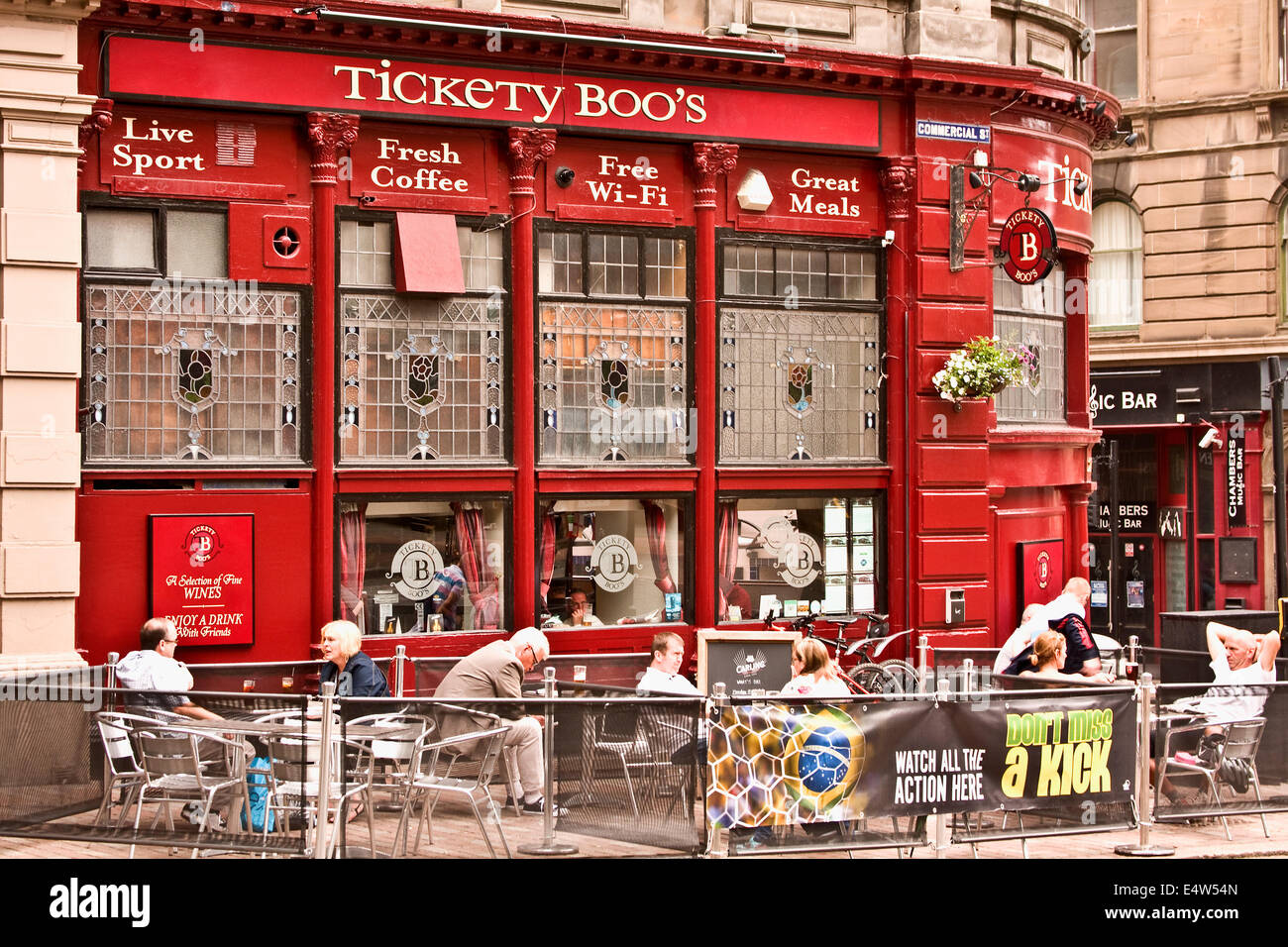Les gens assis à l'extérieur de la 'pub écossais marche comme sur Boo's' jouissant de leurs repas et boisson sur une chaude journée de Dundee, Royaume-Uni Banque D'Images