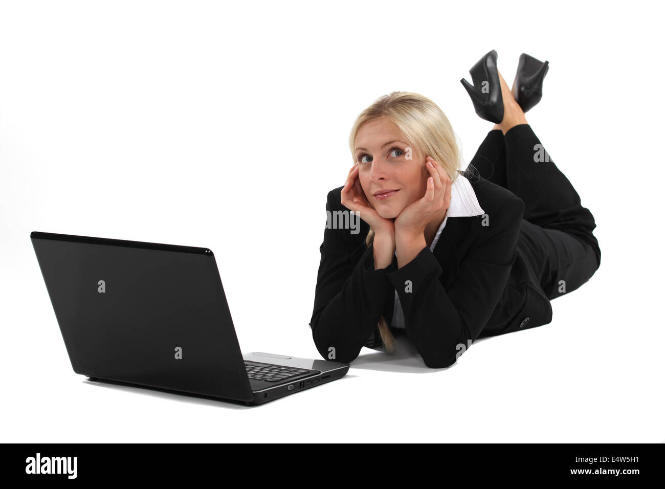 Woman daydreaming in front of her laptop Banque D'Images