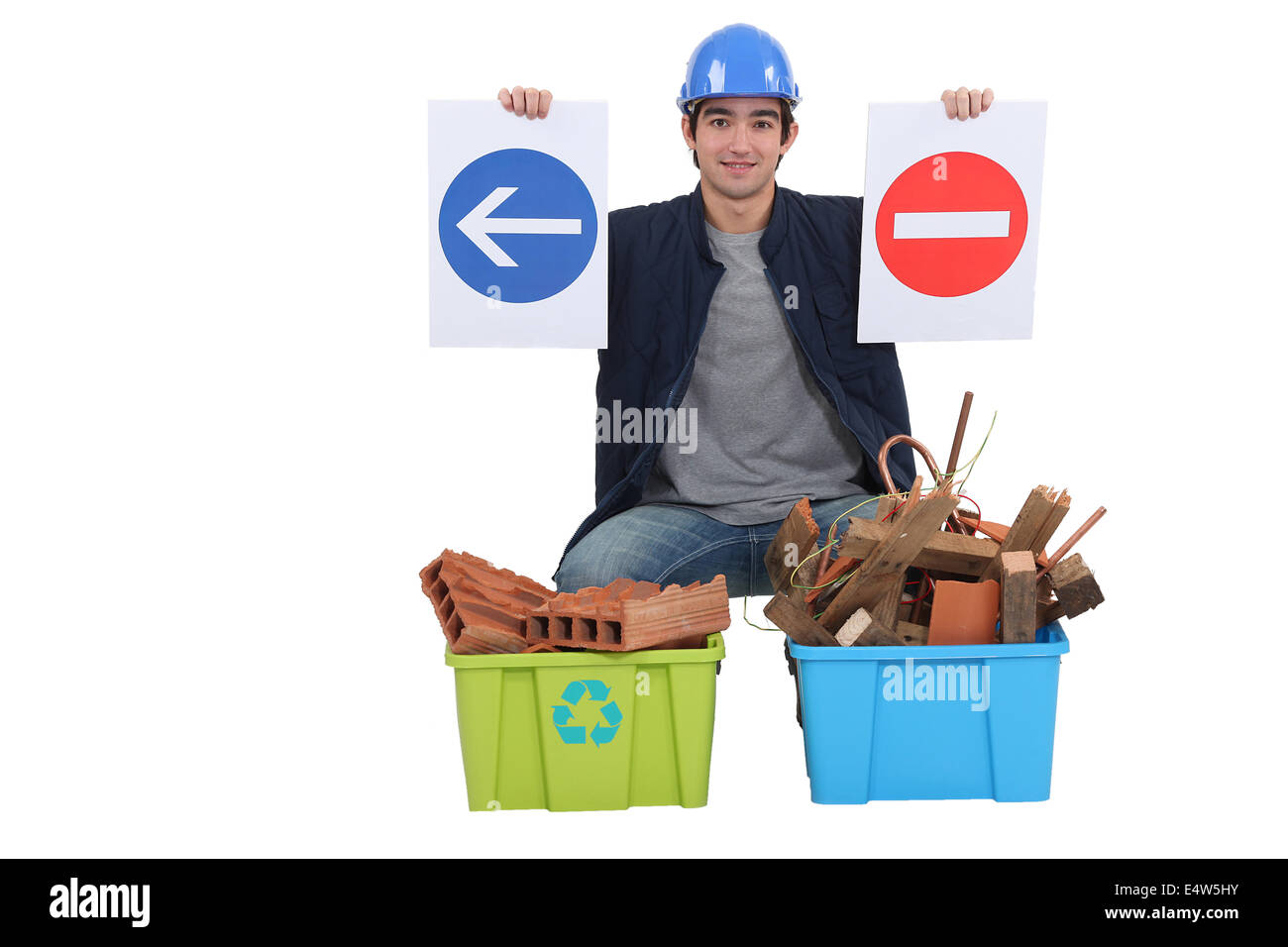 Genoux par boîtes de recyclage des travailleurs Banque D'Images