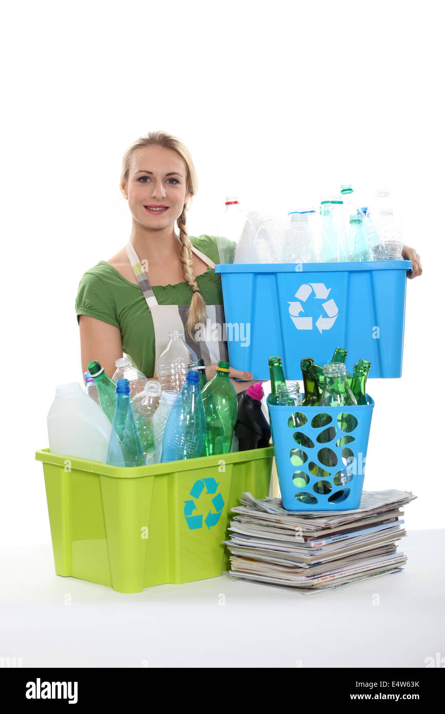 Une femme le recyclage des bouteilles en plastique. Banque D'Images