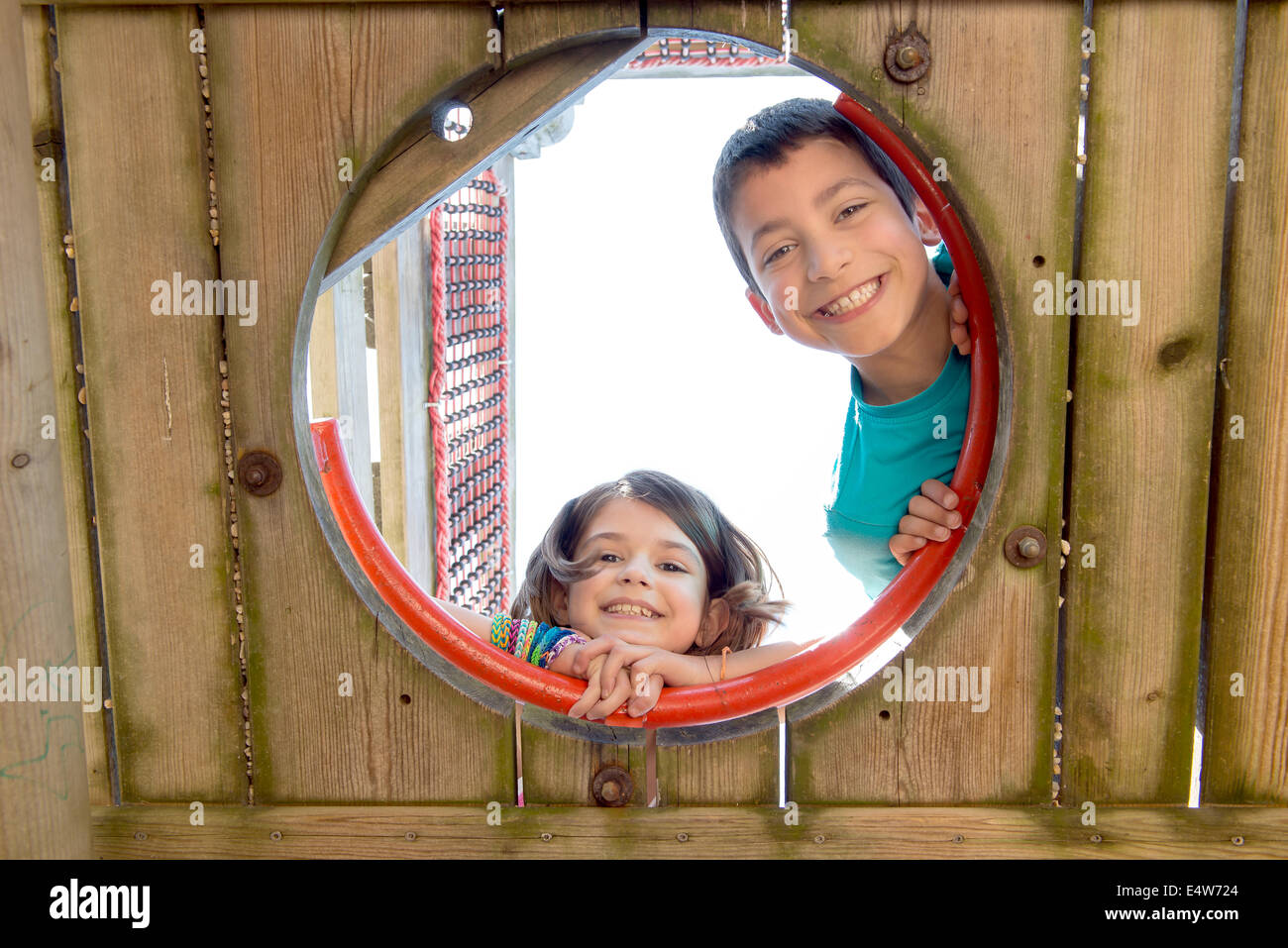 Les jeunes enfants s'amusant dans le parc Banque D'Images