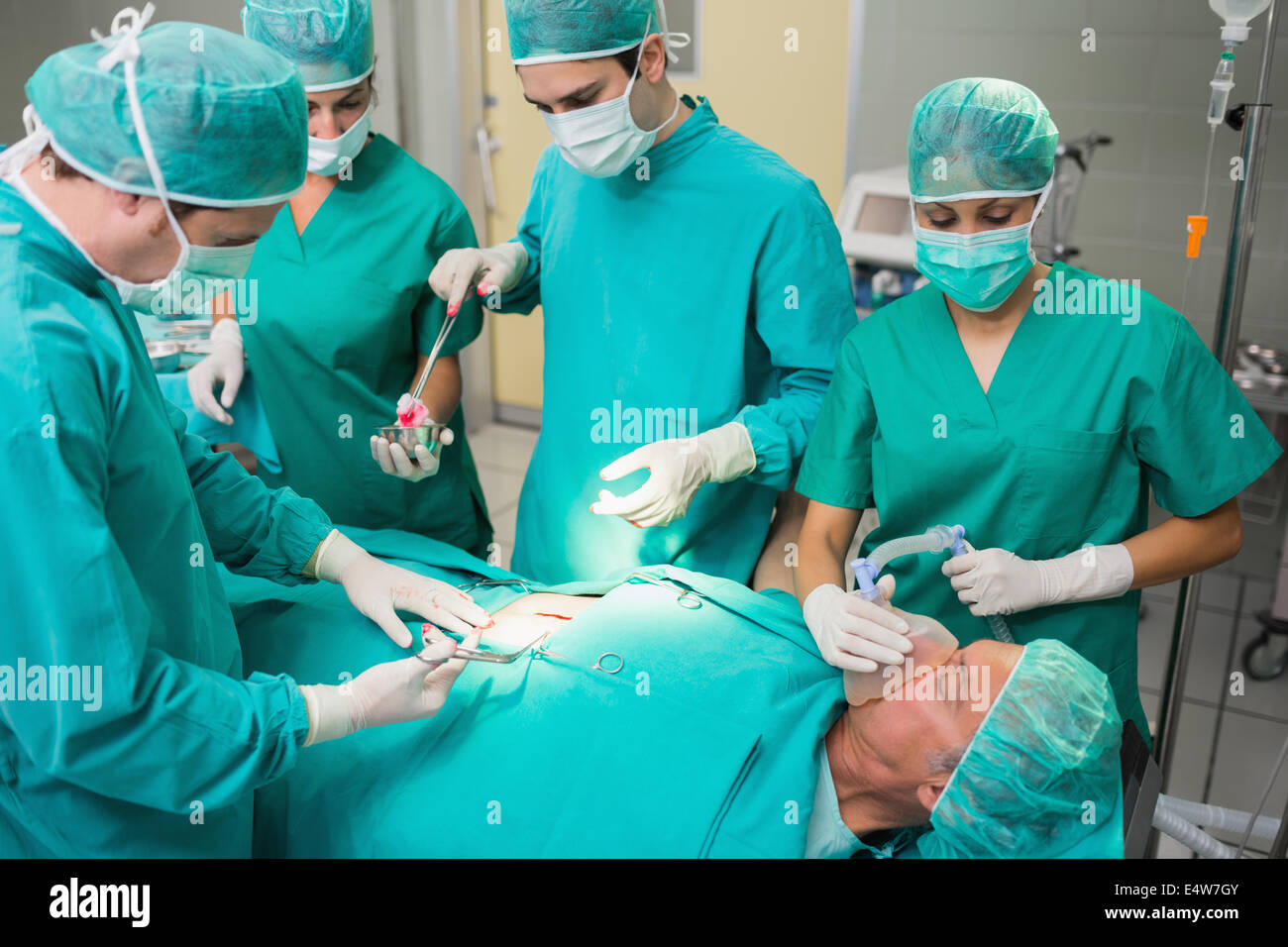 Outil chirurgical chirurgien donnant à une infirmière Banque D'Images