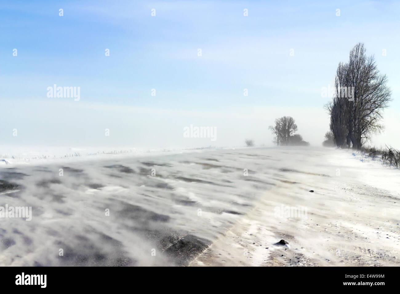 Une tempête de neige sur une route Banque D'Images