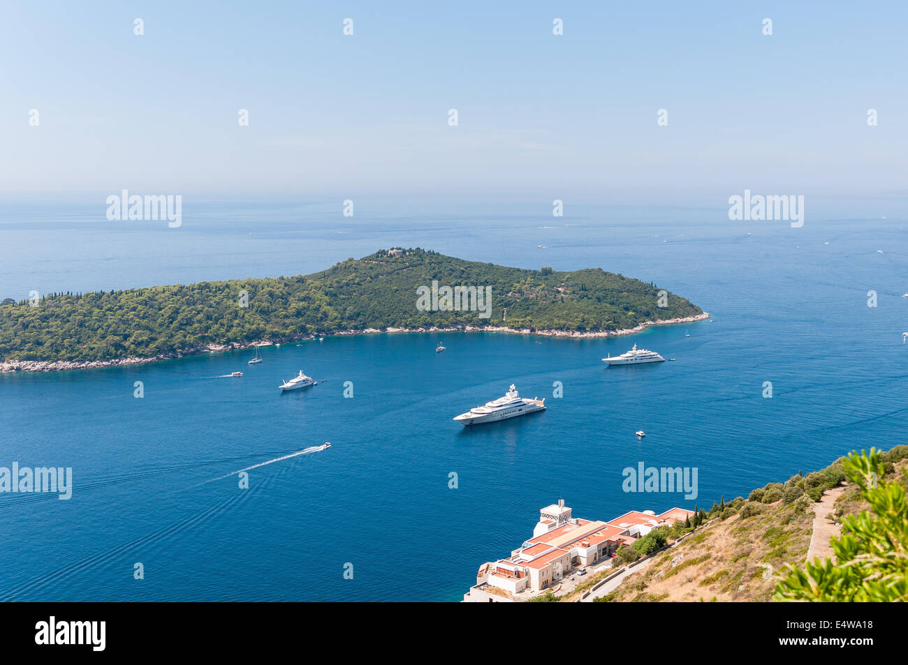 Des yachts de luxe à l'île de Lokrum sur Mer Adriatique près de Dubrovnik, Croatie Banque D'Images