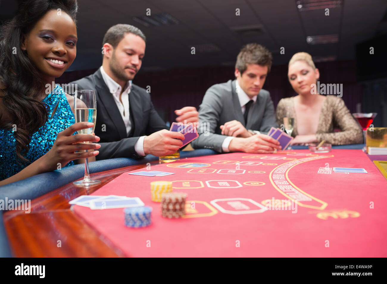 Les gens assis autour de la table Banque de photographies et d’images à ...