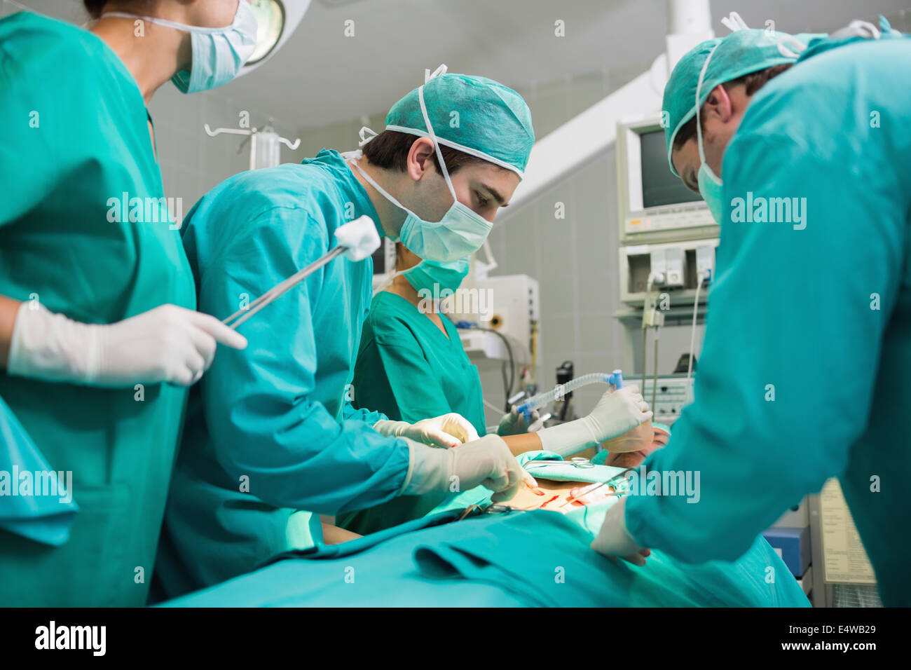 L'équipe chirurgicale à un patient à Banque D'Images