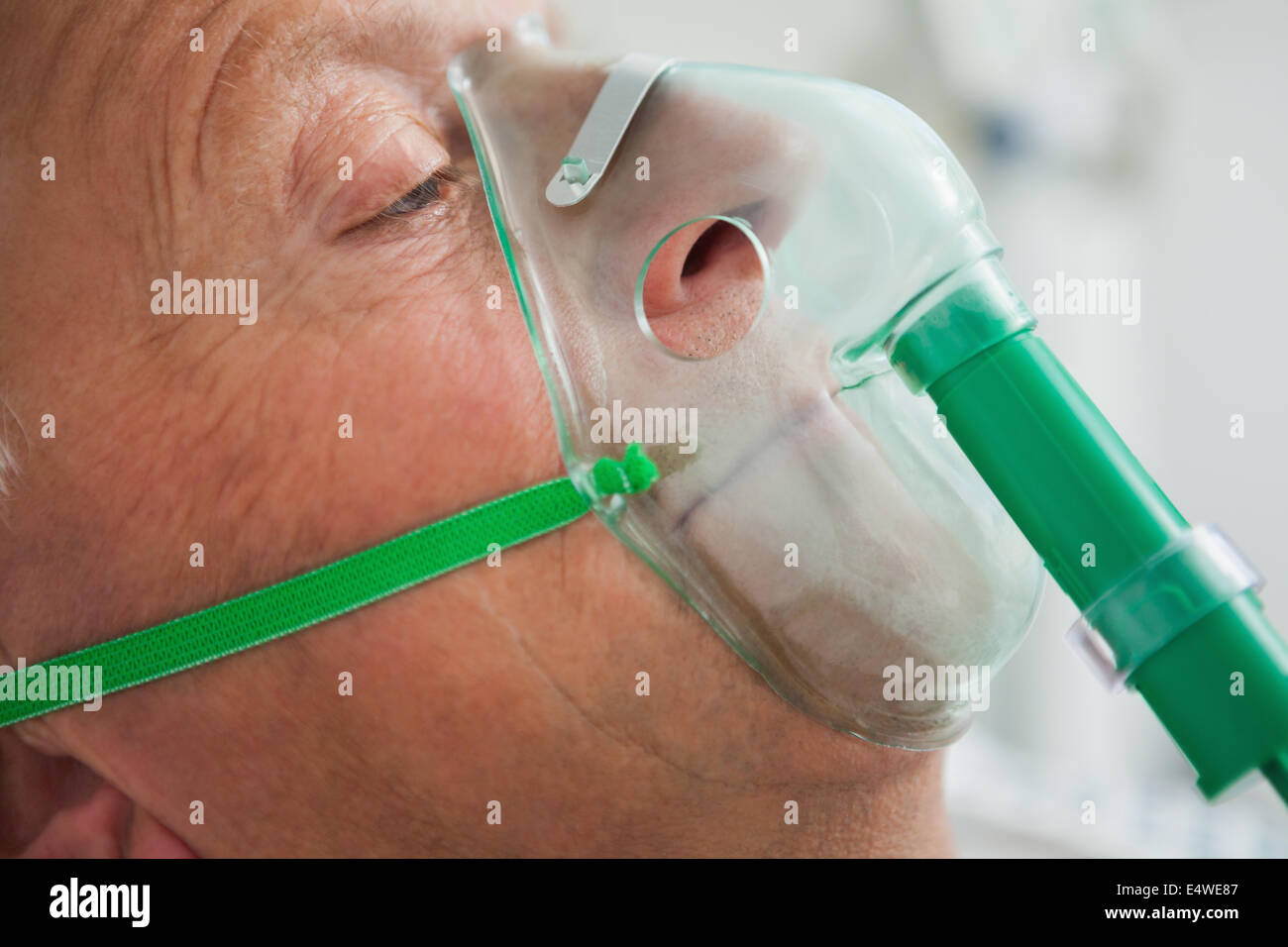 Homme portant un masque oxegen Banque D'Images