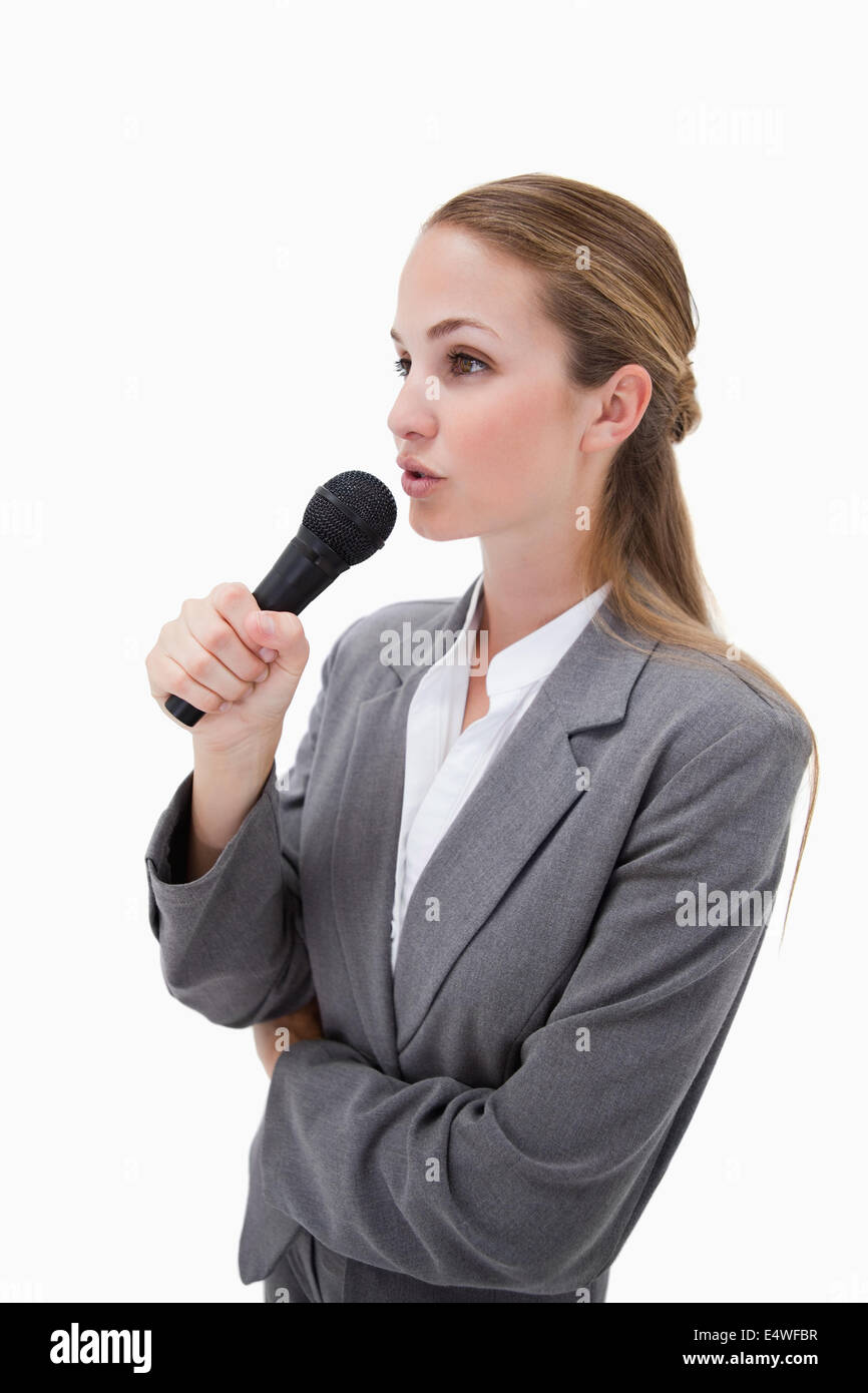 Vue de côté de femme avec microphone Banque D'Images