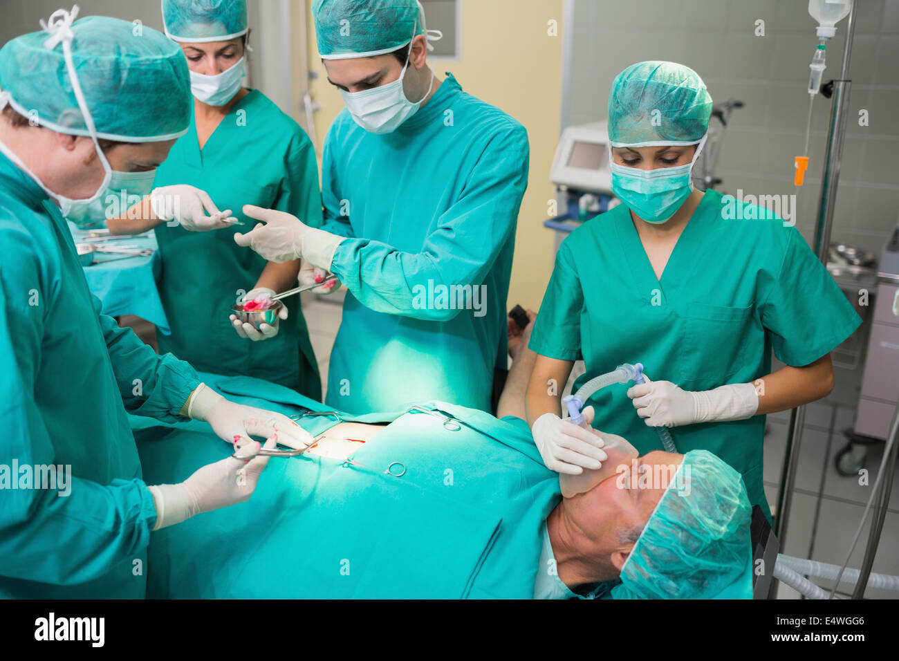 Infirmière donnant un outil chirurgical à un chirurgien Banque D'Images