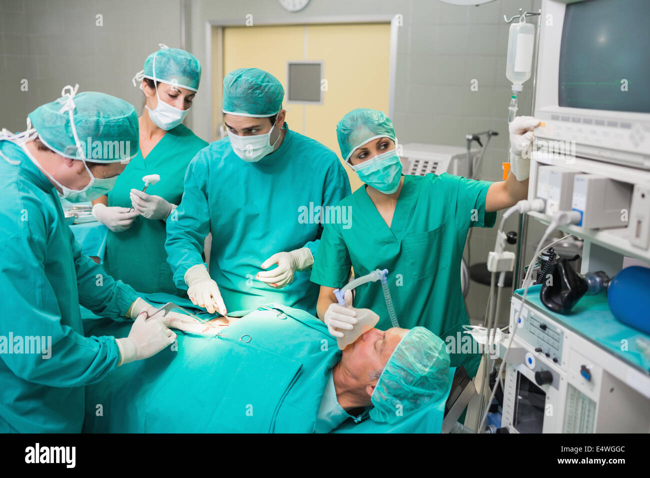 Réglage d'une infirmière à côté d'un moniteur patient Banque D'Images