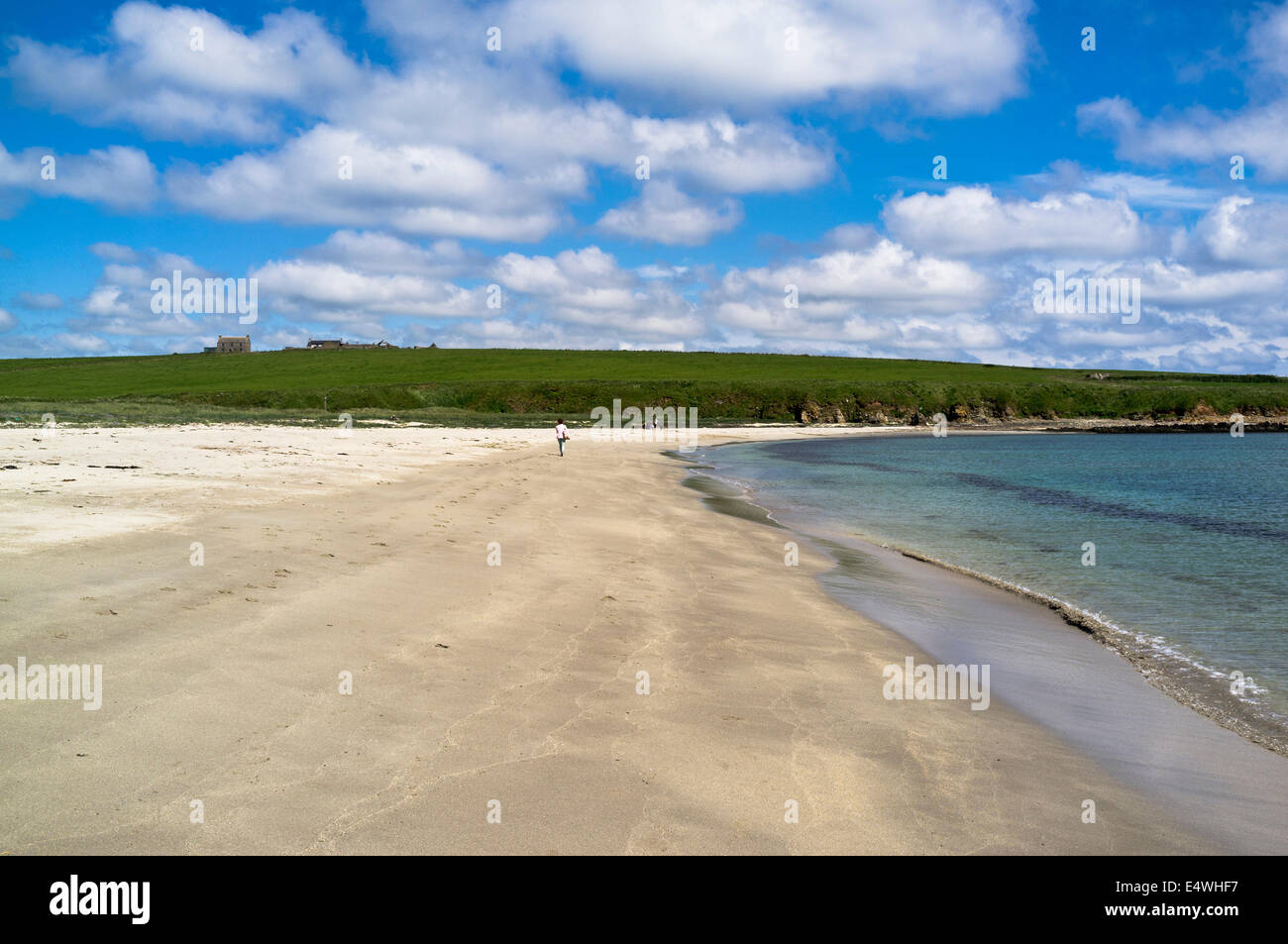 dh Ayre de Cara BURRAY ORKNEY îles écossaises Orkney plage femme marchant sur la côte tranquille de sable écossais Banque D'Images