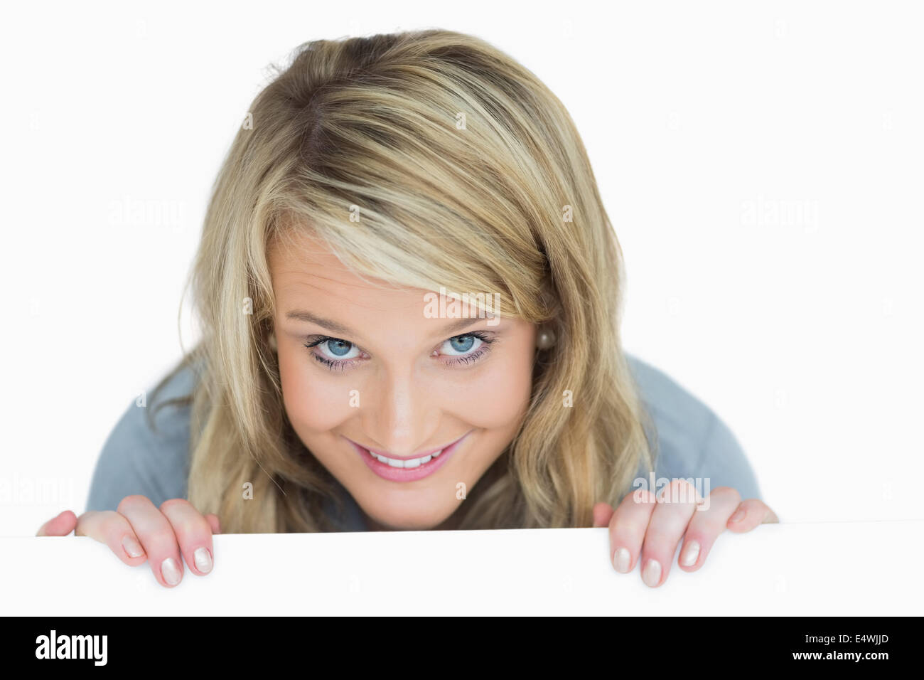 Blond woman holding un avis Banque D'Images