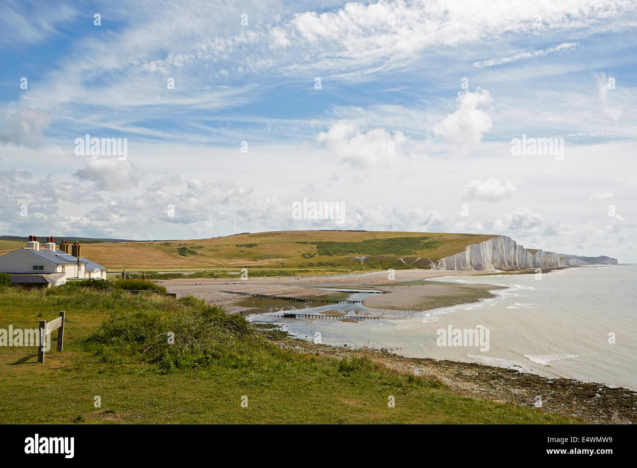 Cuckmere Haven et les Sept Soeurs à la Cloche Tout phare vu de la garde côtière cottages Banque D'Images