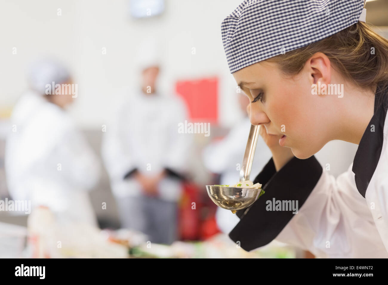 Chef smelling soup Banque D'Images