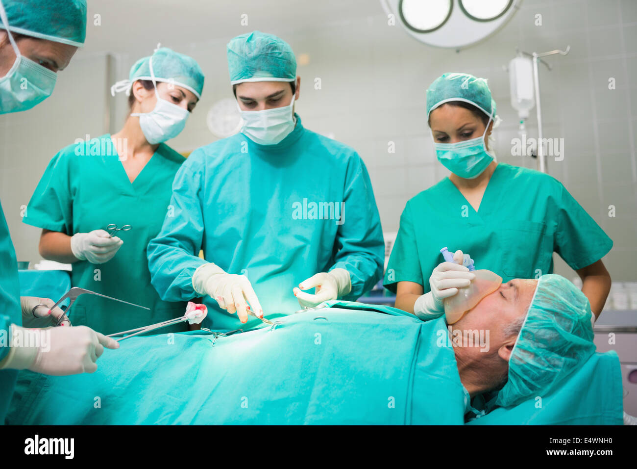 L'équipe chirurgicale d'effectuer sur un patient belly Banque D'Images