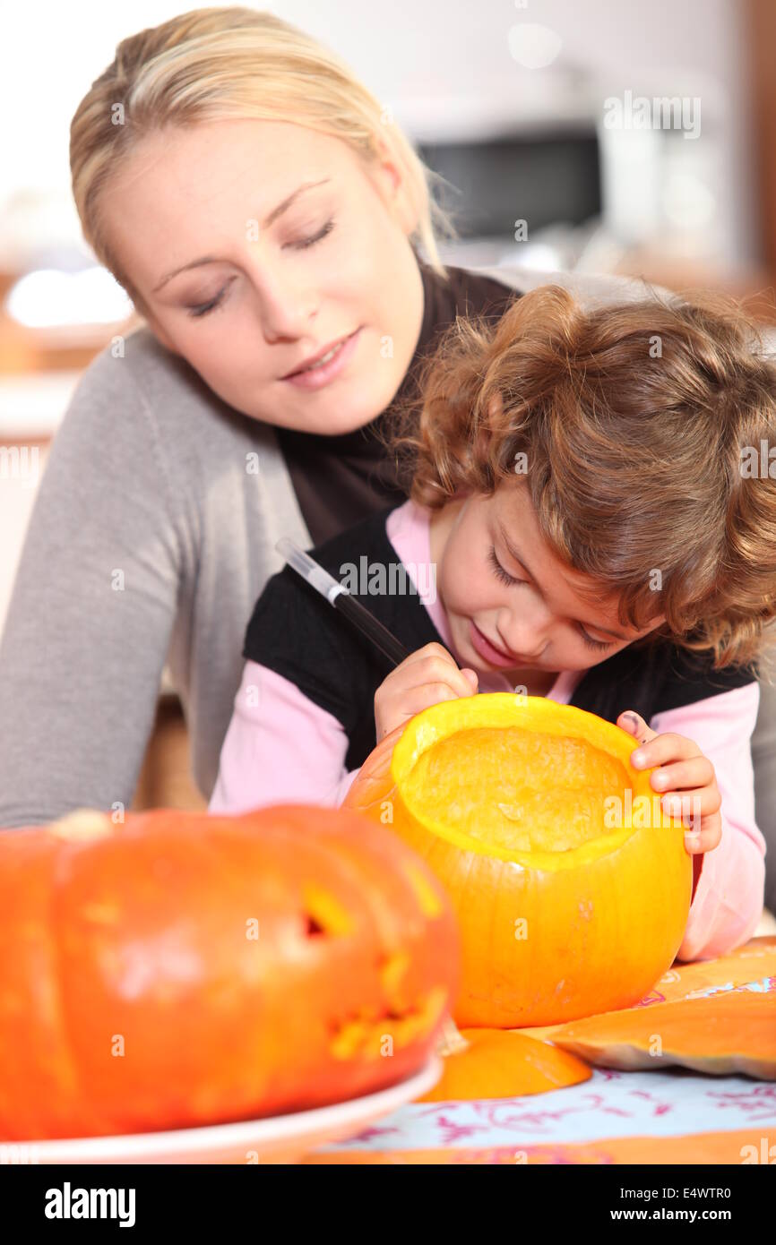 Girl painting pumpkin Banque D'Images