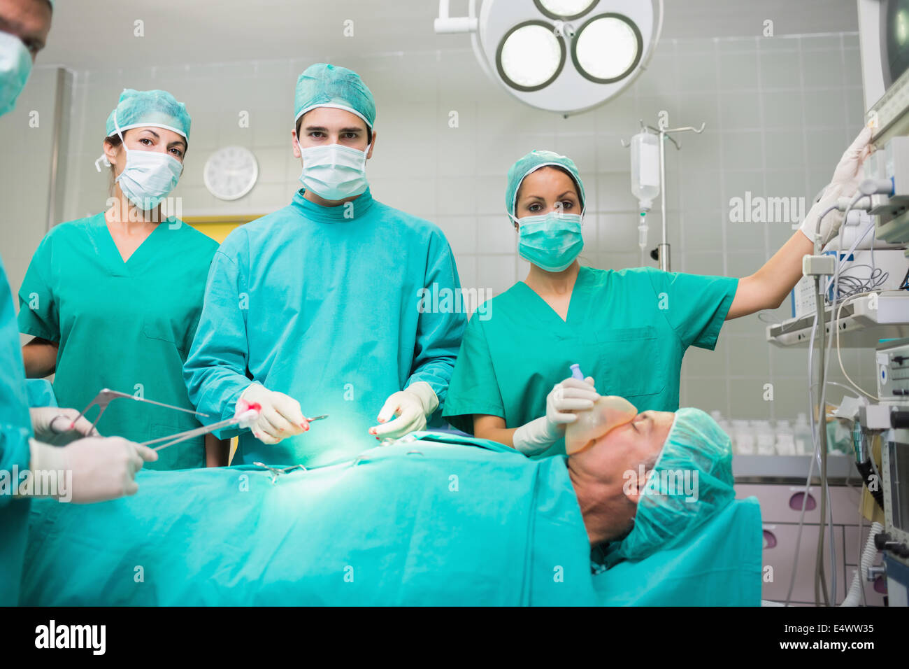 L'équipe chirurgicale looking at camera Banque D'Images