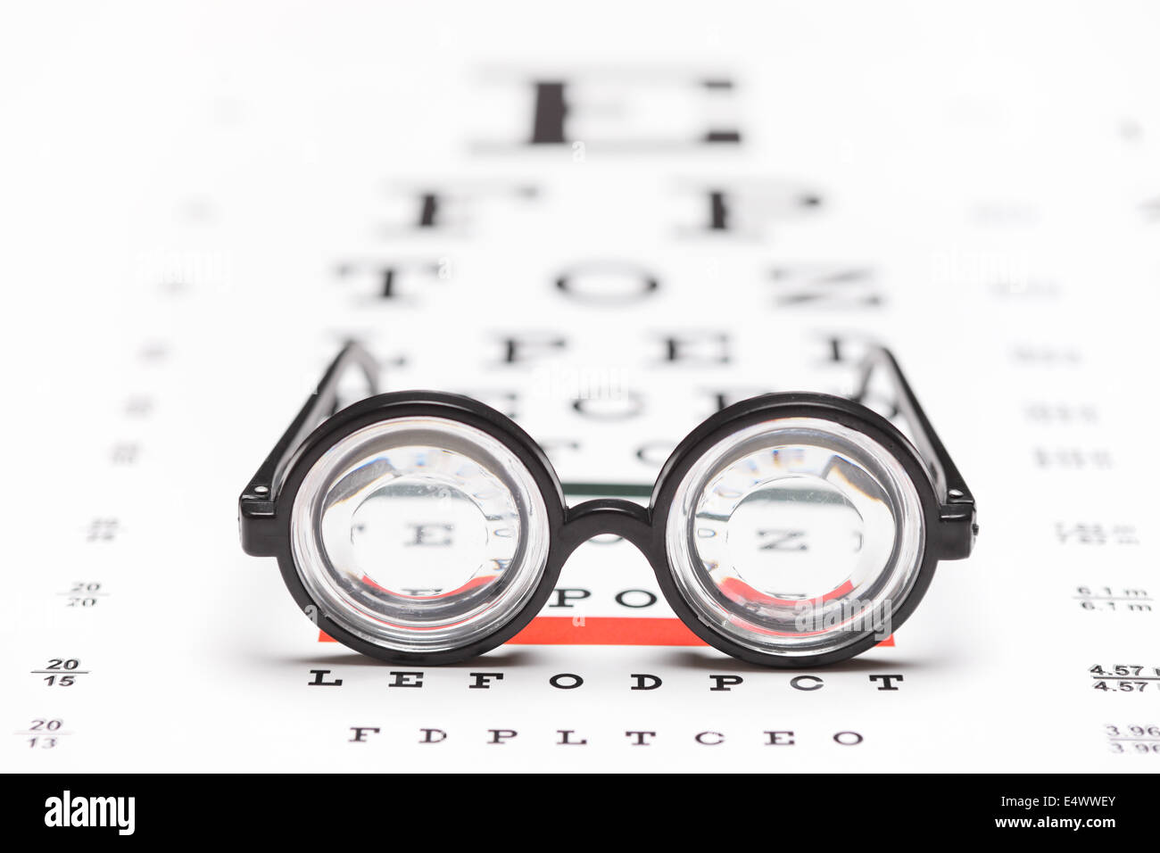 Portrait d'une paire de lunettes nerdy sur un oeil graphique avec l'accent sur les verres isolé sur fond blanc Banque D'Images