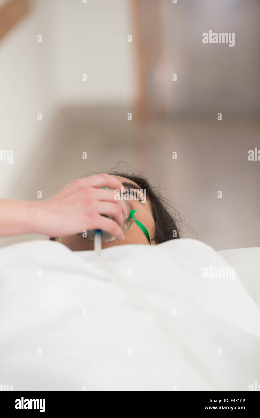 Femme avec masque à oxygène Banque D'Images