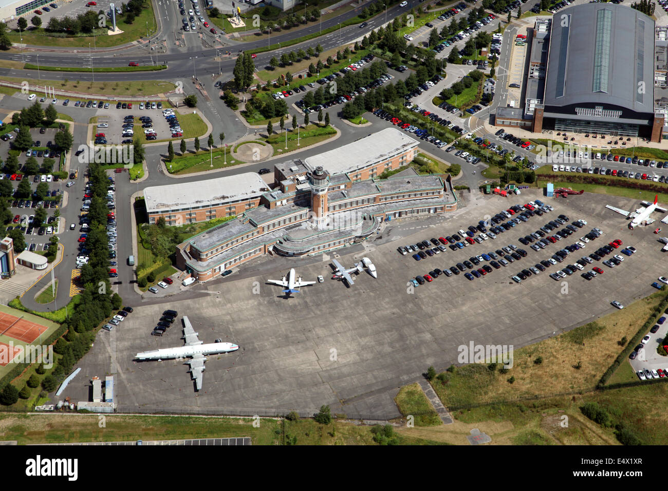 Vue aérienne de l'ancien aéroport de Speke à Liverpool (Royaume-Uni). Maintenant un Crown Plaza Hotel. Banque D'Images