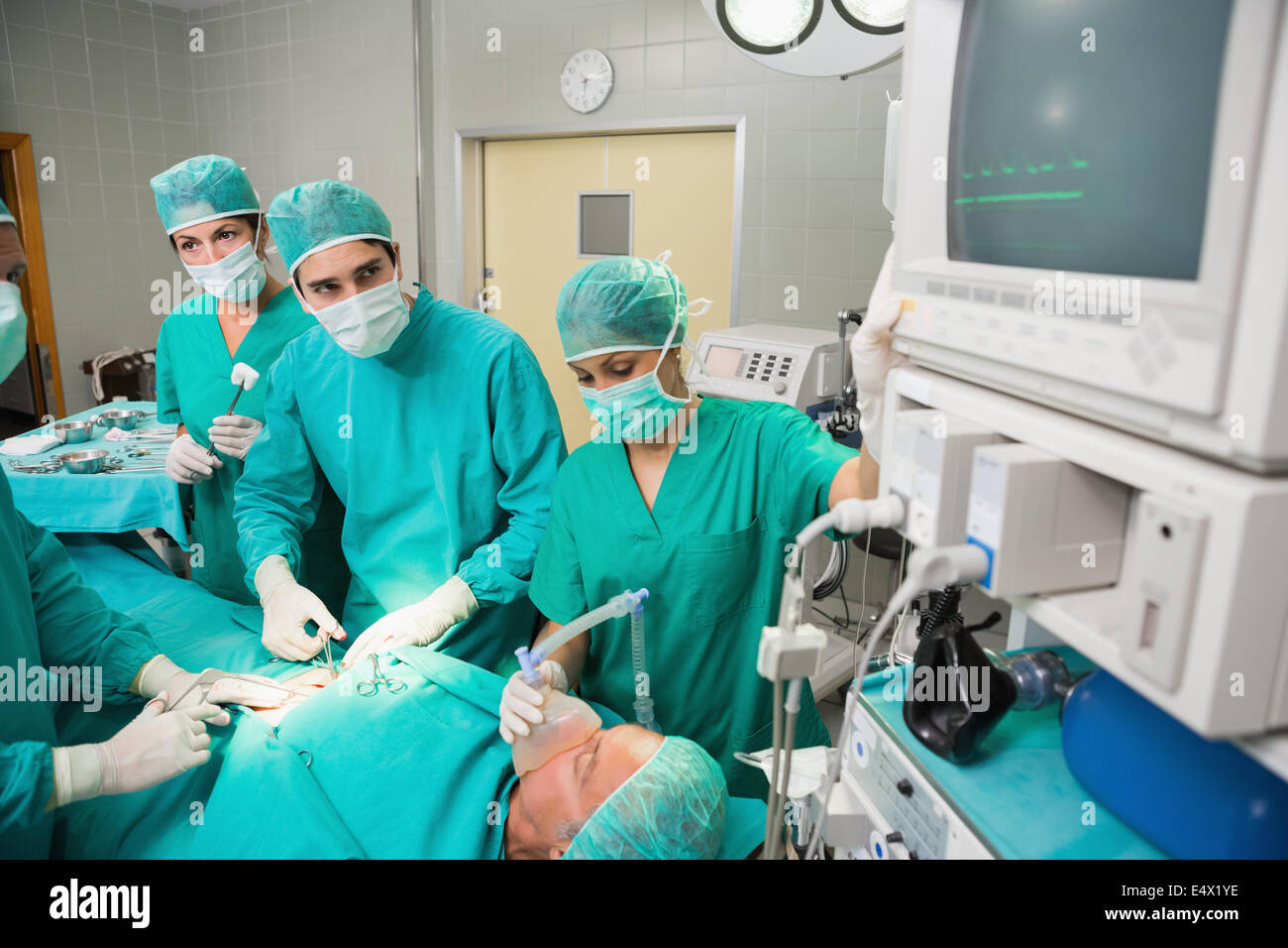 Chirurgien concentré à la recherche à un moniteur Banque D'Images