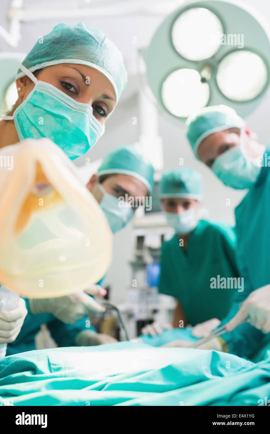 Les infirmières et les chirurgiens looking at camera Banque D'Images
